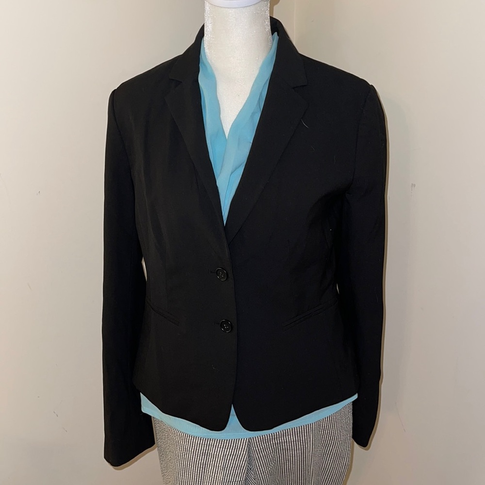 All season long sleeve blazer. Fully lined.